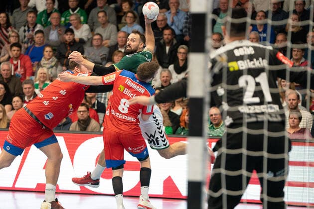 Tim Kneule Frisch Auf Goeppingen 04 vs Gregor Thomann HBW Balingen Weilstetten 08 and Marcel Niemeyer HBW Balingen Weilstetten 03 , Frisch Auf Göppingen vs HBW Balingen Weilstetten, 1 Bundesliga, Handball, Men, 17 11 2019 Frisch Auf Göppingen vs HBW Balingen Weilstetten, 1 Bundesliga, Handball, Women, 17 11 2019 Göppingen Copyright: xEibner-Pressefotox EP_mst
