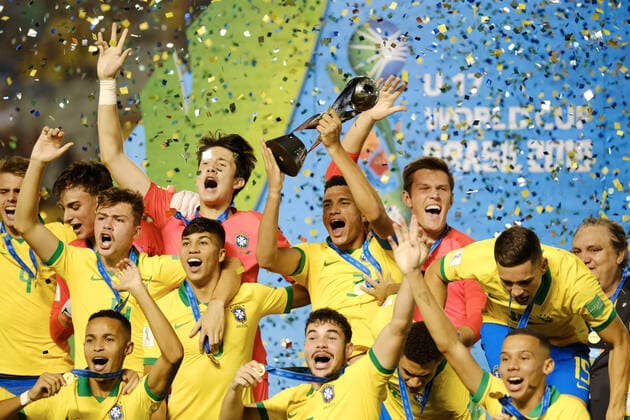 FuÃŸball, U17 WM Finale, Brasilien - Mexiko 17th November 2019; Bezerrao Stadium, Brasilia, Distrito Federal, Brazil; Final FIFA U-17 World Cup Final match 2019, Mexico versus Brazil; Players of Brazil celebrate their 2-1 win with the trophy after the match  ActionPlus12189542 AdalbertoxMarques