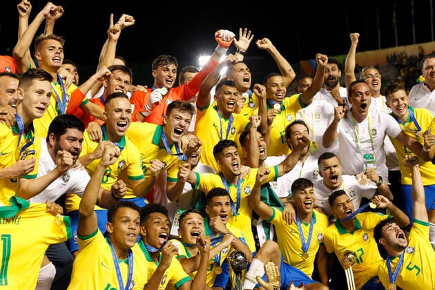 FuÃŸball, U17 WM Finale, Brasilien - Mexiko 17th November 2019; Bezerrao Stadium, Brasilia, Distrito Federal, Brazil; Final FIFA U-17 World Cup Final match 2019, Mexico versus Brazil; Players of Brazil celebrate their 2-1 win with the trophy after the match  ActionPlus12189554 AdalbertoxMarques