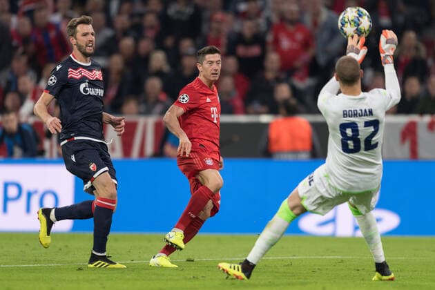 Football, Championsleague, FC Bayern Munich Red Star Belgrade In picture Robert LEWANDOWSKI FC Bayern Munich, 9 tries to hop over Milan BORJAN Red Star Belgrade, 82 Munich Allianz Arena Bayern Germany Copyright: Passion2Press MarkusxFischerx