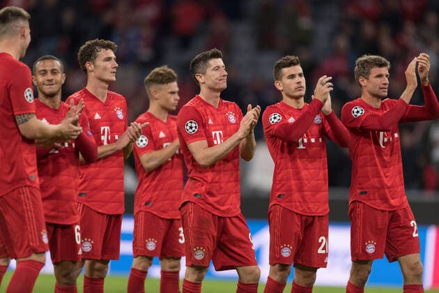 Football, Champions League, FC Bayern Munich Red Star Belgrade In the picture Robert LEWANDOWSKI FC Bayern Munich, 9 applauds the fans Munich Allianz Arena Bayern Deutschland Copyright: Passion2Press MarkusxFischerx
