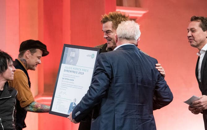 18 11 2019, xfux, football prize of honour, presentation of the Julius Hirsch Prize 2019, emonline, emspor, v l Die Band die Toten Hosen around frontman Campino alias Andreas Frege Promi Musiker Saenger der Gruppe Band Rockband Die Toten Hosen will be awarded the Julius Hirsch Prize 2019 by President Fritz Keller Deutscher Fussball Bund DFB Frankfurt am Main