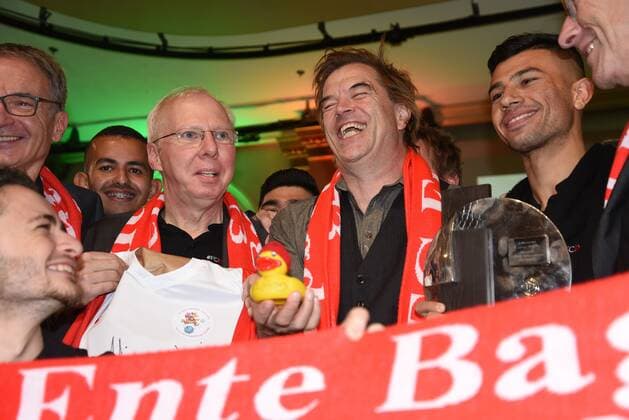 18 11 2019 GER, Frankfurt am Main, Germany, Award of the Julius Hirsch Prize of the DFB Deutscher Fußball Bund Campino by the cult band Die Toten Hosen with the winners FC Ente Bagdad from Mainz