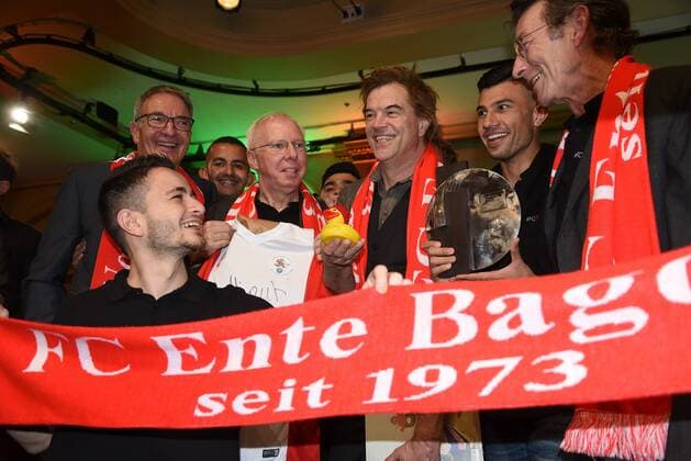 18 11 2019 GER, Frankfurt am Main, Germany, Award of the Julius Hirsch Prize of the DFB Deutscher Fußball Bund Campino by the cult band Die Toten Hosen with the winners FC Ente Bagdad from Mainz
