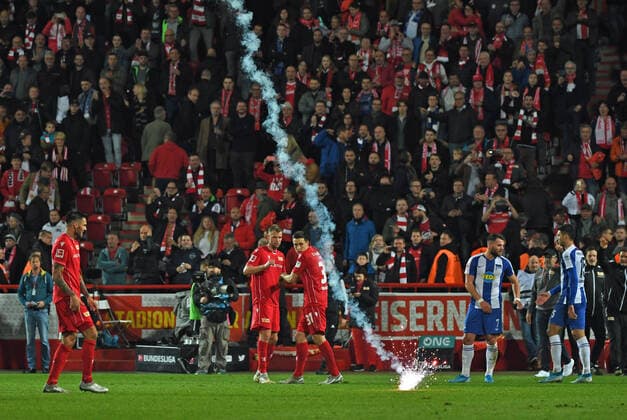 Soccer, Men, Season 2019 2020, 1 Bundesliga 10 Spieltag , 1 FC Union Berlin Hertha BSC, Fans of Hertha shoot after the final whistle Rakten on the field, v l Christopher Trimmel 1 FC Union , Marvin Friedrich 1 FC Union , Keven Schlotterbeck 1 FC Union Berlin , Eduard Löwen Hertha BSC , Marko Grujic Hertha BSC , 02 11 2019, Copyright: xMatthiasxKochx