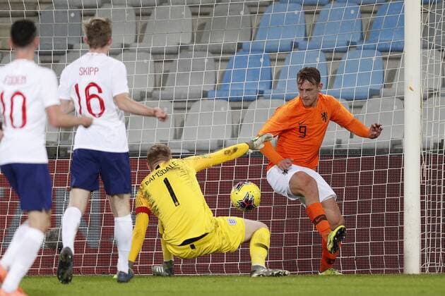 Aaron Ramsdale of England U21, U 21 (C), Kaj Sierhuis of the Netherlands U21 (R) during the International Friendly, Länderspiel, Nationalmannschaft match between The Netherlands U21 and England U21 at the Vijverberg stadium on November 19, 2019 in Doetinchem, The Netherlands International Friendly 2019 2020 xVIxANPxSportx xJeroenxPutmansxIVx 401878337