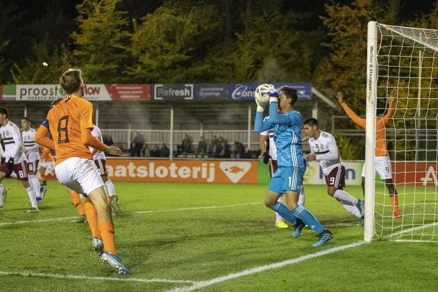 s GRAVENZANDE, 19-11-2019 , Sportpark Juliana stadium , Friendly match Netherlands O19 vs Mexico O19, season 2019 2020.Oranje O19 player Wouter Burger and Mexico O19 goalkeeper Fernando Tapia during the match Oranje O19 vs Mexico O19 OranjeO19 - MexicoO19 (friendly)  x5315511x Copyright: