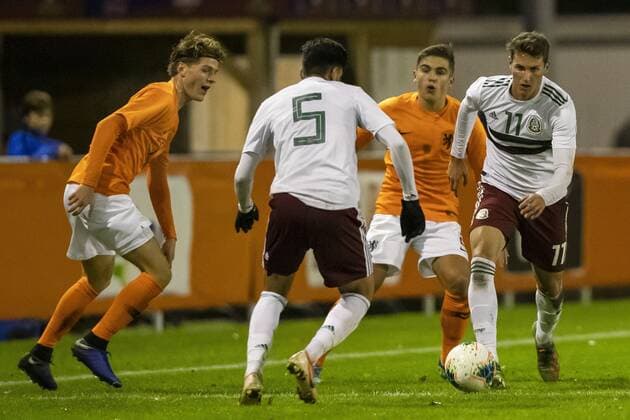 s GRAVENZANDE, 19-11-2019 , Sportpark Juliana stadium , Friendly match Netherlands O19 vs Mexico O19, season 2019 2020.Mexico O19 player Santiago Gimenez , Mexico O19 player Oscar Villa and Oranje O19 player Ramon Hendriks during the match Oranje O19 vs Mexico O19 OranjeO19 - MexicoO19 (friendly)  x5316186x Copyright: