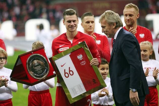 Warszawa , Stadion PGE Narodowy 19.11.2019 , Pilka nozna Reprezentacja , Kadra , Eliminacje Mistrzostw Europy 2020 Grupa G Polska - Slowenia NZ Lukasz Piszczek ( POL ) konczy kariere w reprezentacji - ostatni mecz , pozegnanie , obok prezes PZPN Zbigniew Boniek FOT Michal Nowak Newspix.pl Warsaw , National Stadium 19.11.2019 Sport , Football National Teams , FIFA European Qualifiers 2020 Group G Poland - Slovenia photo by Michal Nowak Newspix.pl --- Newspix.pl  191118MIN_004