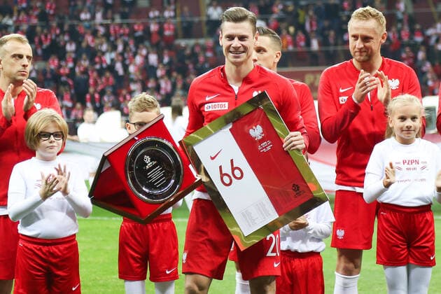 19.11.2019 Warszawa PGE Stadion Narodowy Pilka nozna Reprezentacja Polski Eliminacje do Mistrzostw Europy 2020 Polska - Slowenia N z Lukasz Piszczek, Zbigniew Boniek, pamiatkowa patera, wreczenie Foto Adam Starszynski PressFocus 19.11.2019 Warsaw PGE National Stadium Football European Championship, EM, Europameisterschaft 2020 qualifications Poland - Slovenia Lukasz Piszczek, Zbigniew Boniek, pamiatkowa patera, wreczenie Credit Adam Starszynski PressFocus NEWSPIX.PL --- Newspix.pl  20191119PF_AS124