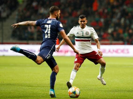 Mexican Orbelin Pineda (R) vies for the vall with Nahki Wells (L) of Bermuda during a match of the group stage of the League of Nations of the Concacaf between Mexico and Bermuda, at the Nemesio Diez stadium in Toluca, Mexico, 19 November 2019. Mexico vs. Bermuda !ACHTUNG: NUR REDAKTIONELLE NUTZUNG!  Copyright: xJorgexNúnezx MEX9282 20191120-637098209235513730