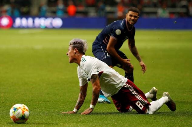 Mexican Cristian Calderon (L) reacts to a fault of Nahki Wells (R) of Bermuda during a match of the group stage of the League of Nations of the Concacaf between Mexico and Bermuda, at the Nemesio Diez stadium in Toluca, Mexico, 19 November 2019. Mexico vs. Bermuda !ACHTUNG: NUR REDAKTIONELLE NUTZUNG!  Copyright: xJorgexNúnezx MEX9287 20191120-637098221399600872
