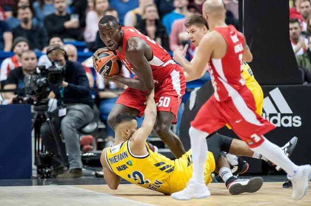 Michael Ojo NIG 50 Red Star Belgrade in his impetuous way runs around the Berlin Johannes Thiemann GER 32 ALBA Berlin and makes him so heavy that he has to retire action game scene landscape horizontal event event ALBA Berlin vs Red Star Belgrade Euroleague 9 matchday 2019 2020 location Mercedes Benz Arena Berlin Germany Europe Date Date 19 11 2019 Stiehl Photography