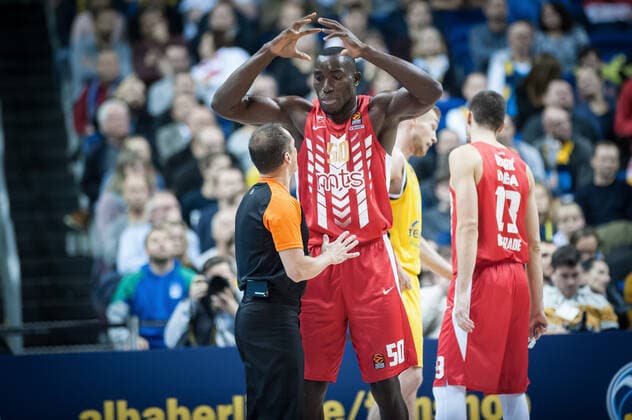 Michael Ojo NIG 50 Red Star Belgrade after a foul on Johannes Thiemann GER 32 ALBA Berlin his innocence against the referee impartial action game scene landscape horizontal event event ALBA Berlin vs Red Star Belgrade Euroleague 9 matchday 2019 2020 location Mercedes Benz Arena Berlin Germany Europe Date Date 19 11 2019 Stiehl Photography