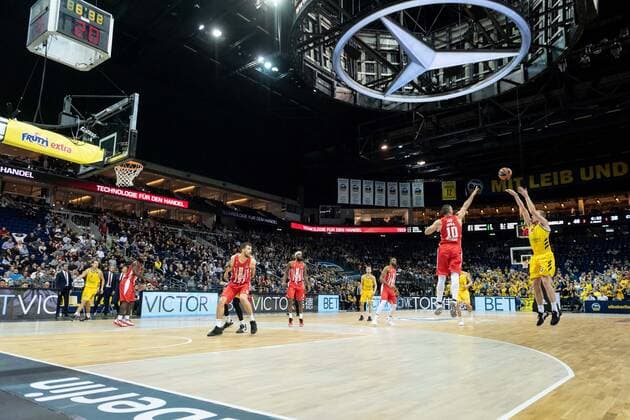 Basketball Berlin 19 11 2019 Euroleague regular Season Season 2019 2020 Alba Berlin Red Star Belgrade Niels Giffey Alba Berlin, No 05 Branko Lazic Belgrade, No 10 Mercedes Benz Arena Sportstätte