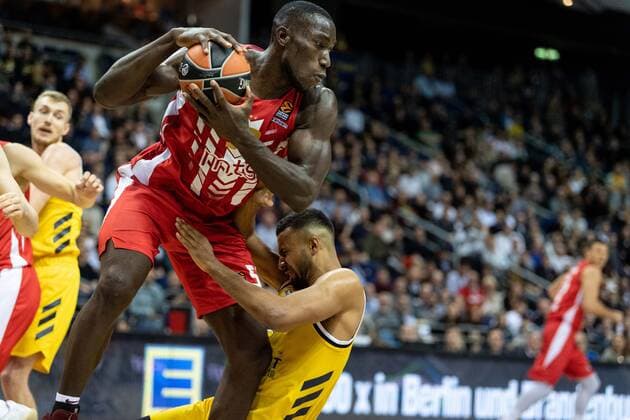 Basketball Berlin 19 11 2019 Euroleague regular Season Season 2019 2020 Alba Berlin Red Star Belgrade Michael Ojo Belgrade, No 50 Johannes Thiemann Alba Berlin, No 32 Injury