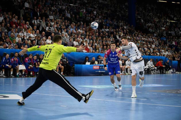 Niclas Ekberg THW Kiel vs. Victor Kireev HC Motor Saporischja , Handball, Men, THW Kiel vs. HC Motor Saporischja Zaporozhye , Champions League, 9 Matchday, Group Phase, 20 11 19 Kiel Sparkassen Arena Schleswig Holstein Germany