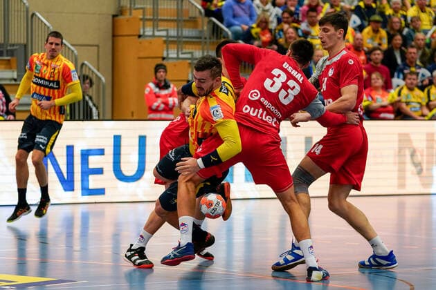v li Yulyan Hiryk SKA Minsk, 7 , Jannik Kohlbacher RNL, 80 , Aliaksei Ushal SKA Minsk, 33 , Viachaslau Bokhan SKA Minsk, 74 , Duel, duel, tackle, tackling, dynamics, action, action, 20 11 2019, Mannheim Germany , Handball, EHF Pokal, Rhein Neckar Löwen SKA Minsk xozx