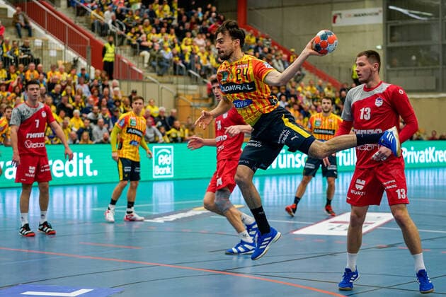v li Viachaslau Bokhan SKA Minsk, 74 , Patrick Groetzki RNL, 24 on the ball, Mikalai Aliokhin SKA Minsk, 13 , at the jump throw, throw, goal throw, action, action, game scene, 20 11 2019, Mannheim Germany , Handball, EHF Cup, Rhein Neckar Löwen SKA Minsk xozx