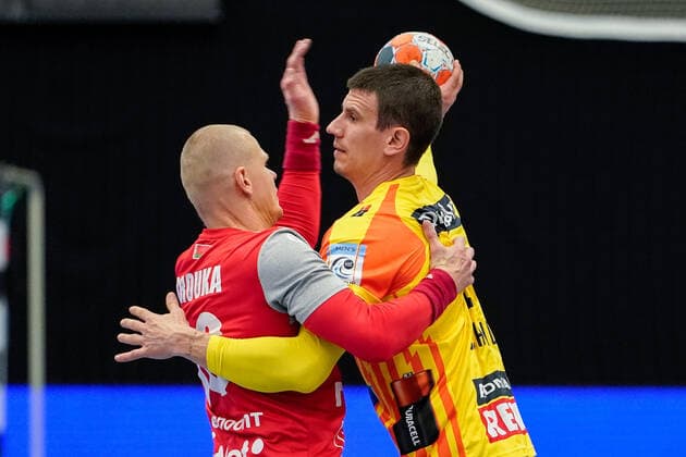 v li Ivan Brouka SKA Minsk, 80 , Andre Schmid Andy Schmid, RNL, 2 , duel, game scene, duel, duel, tackle, tackling, dynamics, action, action, 20 11 2019, Mannheim Germany , handball, EHF Cup, Rhein Neckar Löwen SKA Minsk xozx