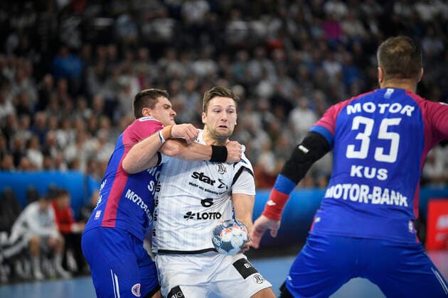 An den Kragen Zakhar Denysov HC Motor Saporischja vs Harald Reinkind THW Kiel , Handball, Men, THW Kiel vs HC Motor Saporischja Zaporozhye , Champions League, 9 Matchday, Group Phase, 20 11 19 Kiel Sparkassen Arena Schleswig Holstein Germany