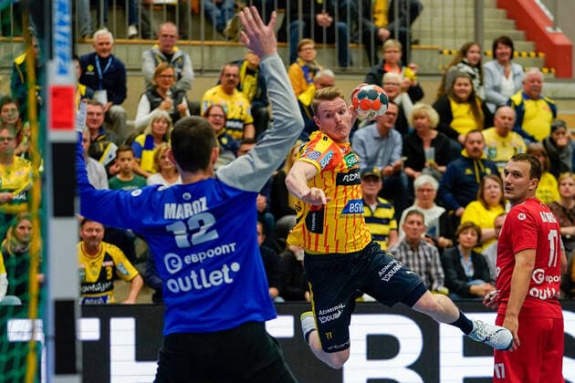 v li Ivan Maroz Goalkeeper, SKA Minsk, 12 , Tim Ganz RNL, 77 , Dzmitry Nikulenkau SKA Minsk, 17 , at the jump throw from outside, throw, goal throw, action, action, game scene, scored a goal, goal, 20 11 2019, Mannheim Germany , Handball, EHF Cup, Rhein Neckar Löwen SKA Minsk xozx