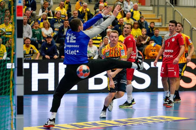 v li Ivan Maroz Goalkeeper, SKA Minsk, 12 , Tim Ganz RNL, 77 , Dzmitry Nikulenkau SKA Minsk, 17 , at the jump throw from outside, throw, goal throw, action, action, game scene, scored a goal, goal, 20 11 2019, Mannheim Germany , Handball, EHF Cup, Rhein Neckar Löwen SKA Minsk xozx