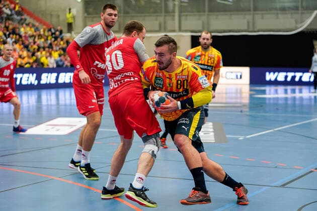 v li Dzianis Rutenka SKA Minsk, 30 , Jannik Kohlbacher RNL, 80 , duel, game scene, duel, duel, tackle, tackling, dynamics, action, action, 20 11 2019, Mannheim Germany , handball, EHF Cup, Rhein Neckar Löwen SKA Minsk xozx