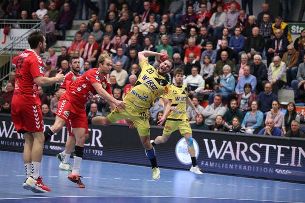 Tim Gentges HSG Krefeld 20 past Stefan Lex ASV Hamm Westfalen 13 left GER, Handball, 2 Bundesliga, ASV Hamm Westfalen vs. HSG Krefeld, 20 11 2019 Hamm Copyright: xEibner-Pressefotox xJanxStrohdiekx EP_JSK