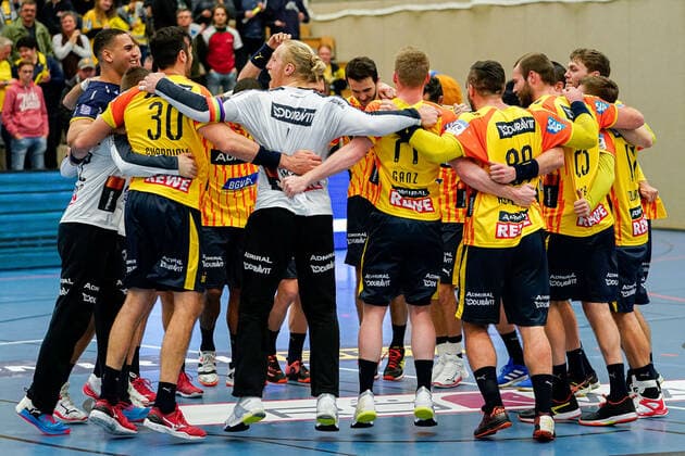 Player of the Rhein Neckar Lions, cheers after the final whistle, victory, winner, winner, cheers, cheers, joy, optimistic, highlight, action, action, 20 11 2019, Mannheim Germany , handball, EHF Cup, Rhein Neckar Lions SKA Minsk xozx