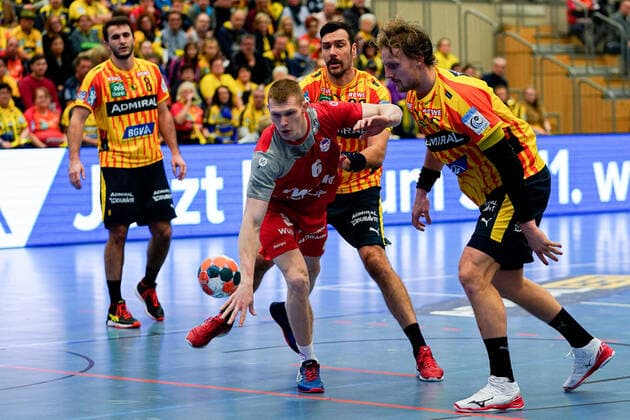 v li Hleb Leukhin SKA Minsk, 6 , Gedeon Guardiola RNL, 30 , Jesper Nielsen RNL, 36 , Duel, duel, tackle, tackling, dynamics, action, action, 20 11 2019, Mannheim Germany , Handball, EHF Cup, Rhein Neckar Löwen SKA Minsk xozx