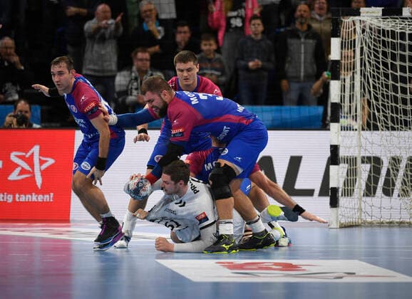 Three men jump on Hendrik Pekeler THW Kiel , Handball, Men, THW Kiel vs. HC Motor Saporischja Zaporozhye , Champions League, 9 Matchday, Group Phase, 20 11 19 Kiel Sparkassen Arena Schleswig Holstein Germany