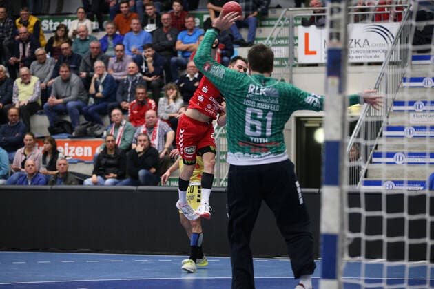 Vyron Papadopoulos ASV Hamm Westfalen 22 against Norman Toth HSG Krefeld 61 in front GER, Handball, 2 Bundesliga, ASV Hamm Westfalen against HSG Krefeld, 20 11 2019 Hamm Copyright: xEibner-Pressefotox xJanxStrohdiekx EP_JSK
