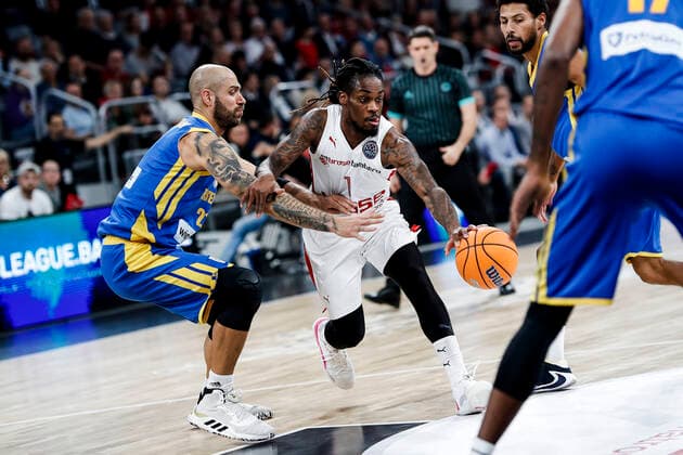 Bilder des Jahres 2019, Sport 11 November Sport Bilder des Tages links Panagiotis Vasliopoulos (Peristeri winmasters, 21) rechts 01 Paris Lee (Brose Bamberg) Basketball Champions League 2019 20, Gruppenphase Spieltag 6, Brose Bamberg - Peristeri winmasters 20.11.2019, Bamberg, Brose Arena Brose Bamberg - Peristeri winmasters Bamberg *** left Panagiotis Vasliopoulos Peristeri winmasters, 21 right 01 Paris Lee Brose Bamberg Basketball Champions League 2019 20, Group stage Matchday 6, Brose Bamberg Peristeri winmasters 20 11 2019, Bamberg, Brose Arena Brose Bamberg Peristeri winmasters Bamberg Copyright: xEibner-Pressefoto xeerx EP_dlb