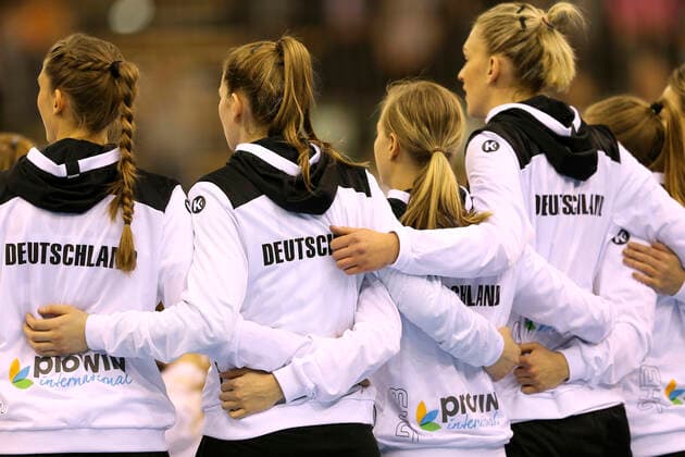 Photo embrace at the German ladies before the start of the match, to listen to the national anthem handball international on Sa 23 03 2019 in Oldenburg Germany Netherlands 29 28