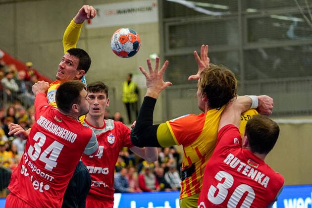 v li Bogdan Cherkashchenko SKA Minsk, 34 , Andre Schmid Andy Schmid, RNL, 2 , Viachaslau Bokhan SKA Minsk, 74 , Jesper Nielsen RNL, 36 , Dzianis Rutenka SKA Minsk, 30 , Pass to the Kreisläufer, Kreismitte, Kreisanspiel, Action, Action, Game scene, 20 11 2019, Mannheim Germany , Handball, EHF Pokal, Rhein Neckar Löwen SKA Minsk xozx