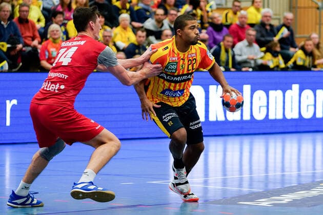v li Viachaslau Bokhan SKA Minsk, 74 , Mads Mensah Larsen RNL, 22 , Action, Action, Game scene, 20 11 2019, Mannheim Germany , Handball, EHF Cup, Rhein Neckar Löwen SKA Minsk xozx