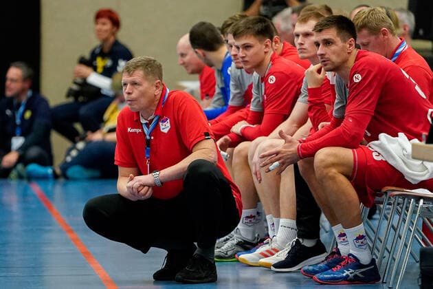 Ihar Papruha Trainer, Head Coach, SKA Minsk , at the edge of the field, at the sidelines, clipping, full body, single picture, action, action, 20 11 2019, Mannheim Germany , handball, EHF Cup, Rhein Neckar Löwen SKA Minsk xozx