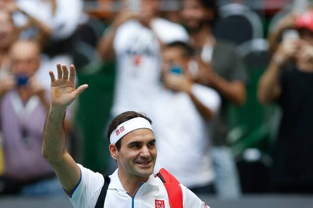 Swiss tennis player Roger Federer greets to the audience prior his exhibiton match against German Alexander Zverev in Buenos Aires, Argentina, 20 November 2019. Exhibition match between Federer and Zverev in Buenos AIres !ACHTUNG: NUR REDAKTIONELLE NUTZUNG!  Copyright: xJUANxIGNACIOxRONCORONIx AME7793 20191121-637098975799866087