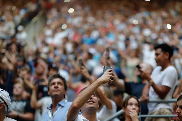Fans of Swiss tennis player Roger Federer take photos prior an exhibiton match against German Alexander Zverev in Buenos Aires, Argentina, 20 November 2019. Exhibition match between Federer and Zverev in Buenos AIres !ACHTUNG: NUR REDAKTIONELLE NUTZUNG!  Copyright: xJUANxIGNACIOxRONCORONIx AME7787 20191121-637098978360397943