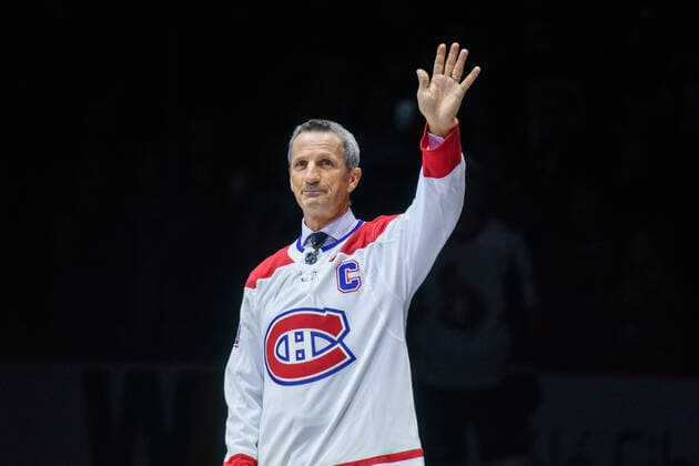 MONTREAL, QC - NOVEMBER 20: Guy Carbonneau salutes the crowd following his induction into the NHL, Eishockey Herren, USA Hall of Fame prior to the the first period of the NHL game between the Ottawa Senators and the Montreal Canadiens on November 20, 2019, at the Bell Centre in Montreal, QC (Photo by Vincent Ethier Icon Sportswire) NHL: NOV 20 Senators at Canadiens Icon1911200351