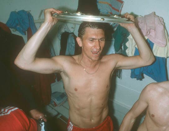 FC Bayern Munich Borussia Mönchengladbach 6 0 26 04 1986 The Bavarians celebrate the German championship title in the cabin Klaus Augenthaler with the championship bowl HM