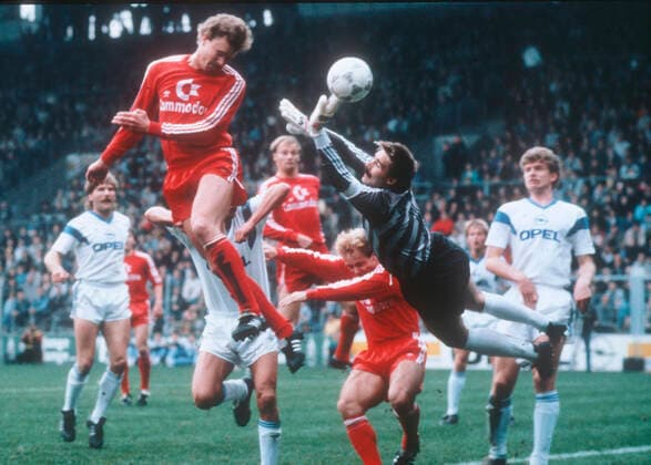 VFL Bochum FC Bayern Munich 0 2 31 10 1987 Roland Wohlfarth FCB beheading goalkeeper Ralf Zumdick BOC Michael Rummenigge FCB ducks down HM