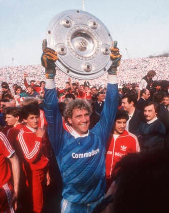 Fußball, FC Bayern München, Deutscher Meister 1986 FC Bayern München - Borussia Mönchengladbach 6:0 26.04.1986 Torwart Jean-Marie Pfaff präsentiert die Meisterschale. *** FC Bayern Munich Borussia Mönchengladbach 6 0 26 04 1986 Goalkeeper Jean Marie Pfaff presents the championship cup HM