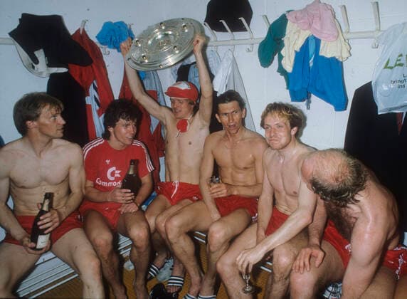 FC Bayern Munich Borussia Mönchengladbach 6 0 26 04 1986 The Bavarians celebrate the German championship title in the cabin V l Hansi Pflügler, Lothar Matthäus, Sören Lerby with bowl , Klaus Augenthaler, Michael Rummenigge and Dieter Hoeneß HM