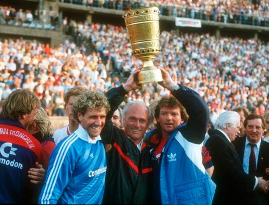 FC Bayern Munich DFB cup winner after final victory against VFB Stuttgart on 03 05 1986 in Berlin V l Jean Marie Pfaff, coach Udo Lattek ond Co coach Egon Coordes present the cup HM