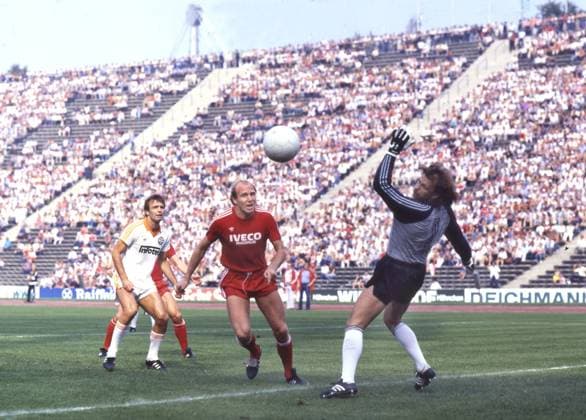 FC Bayern München SG Eintracht Frankfurt 4 0 18 09 1982 Dieter Hoeneß FCB free in front of Tw Jürgen Pahl back Karl Heinz Körbel both Frankf HM