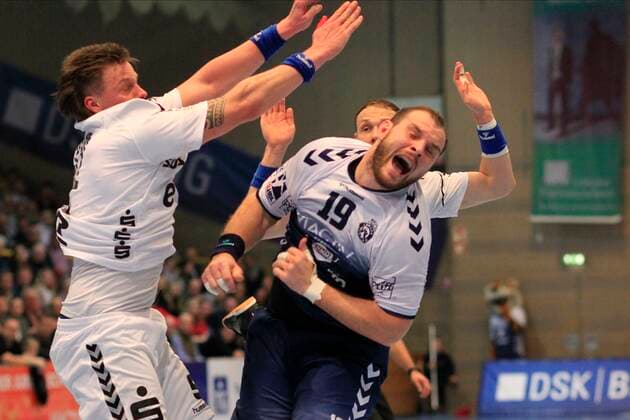 2 Bundesliga Handball VfL Luebeck Schwartau EHV Aue 21 11 2019, Hansehalle Luebeck, GER, 2 Bundesliga Handball VfL Luebeck Schwartau EHV Aue in picture shows Jan Schult VfL Luebeck Schwartau is hard blocked by Kevin Lux EHV Aue nordphotox xTauchnitz nph00059
