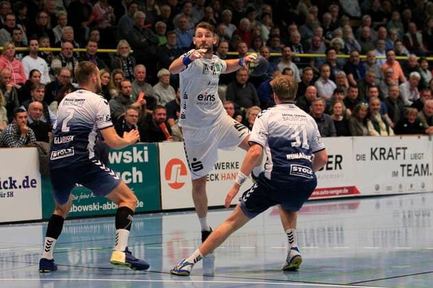 2 Bundesliga Handball VfL Luebeck Schwartau EHV Aue 21 11 2019, Hansehalle Luebeck, GER, 2 Bundesliga Handball VfL Luebeck Schwartau EHV Aue picture shows Ladislav Brykner EHV Aue wins against Thees Glabisch VfL Luebeck Schwartau and Dadi Runarsson VfL Luebeck Schwartau with a jump throw nordphotox xTauchnitz nph00059
