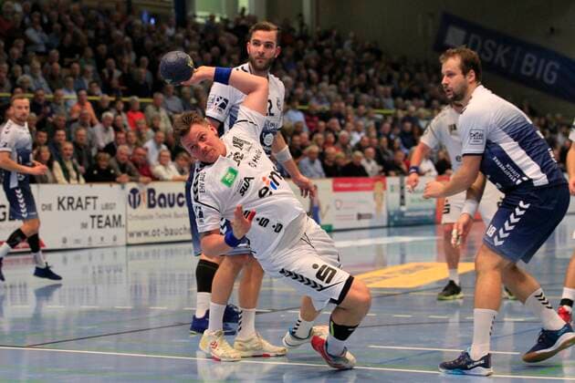 2 Bundesliga Handball VfL Luebeck Schwartau EHV Aue 21 11 2019, Hansehalle Luebeck, GER, 2 Bundesliga Handball VfL Luebeck Schwartau EHV Aue in picture shows Kevin Lux EHV Aue freed from Steffen Köhler Koehler VfL Luebeck Schwartau and Martin Waschul VfL Luebeck Schwartau nordphotox xTauchnitz nph00059